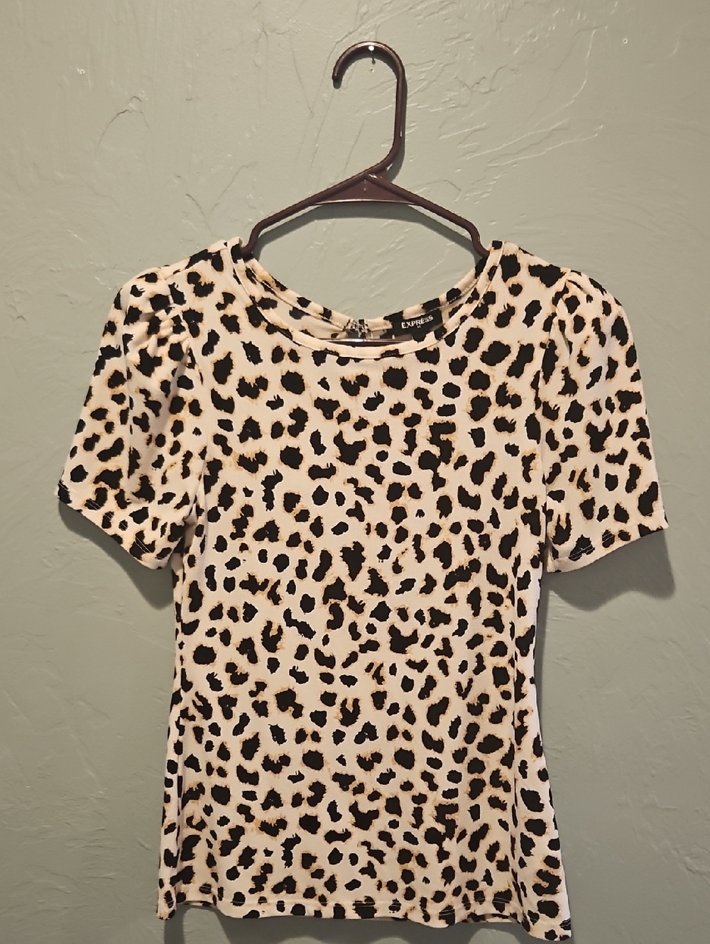 Express Short Sleeve Leopard Print Top - Cream/Black
